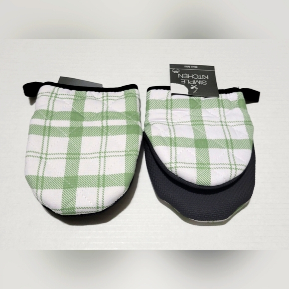 2 Piece Green/White Plaid Mini Oven Mitts - Picture 1 of 3